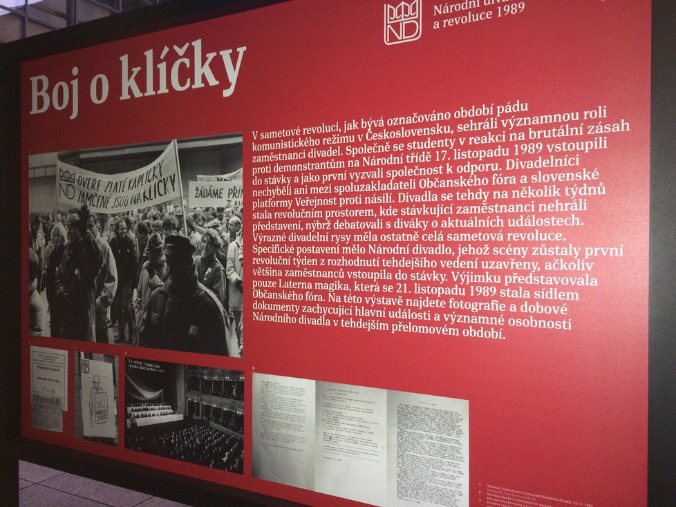 Z výstavy Boj o klíčky (Národní divadlo a revoluce 1989), která je do konce listopadu k vidění na náměstí Václava Havla.