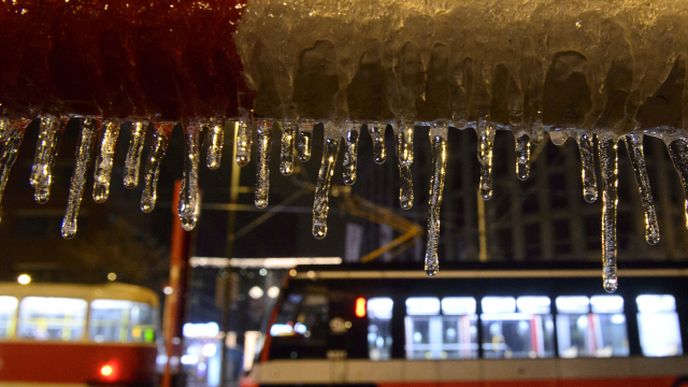 Námraza ochromila celé Česko. Nejezdí vlaky, tramvaje a tísíce domácností jsou bez proudu