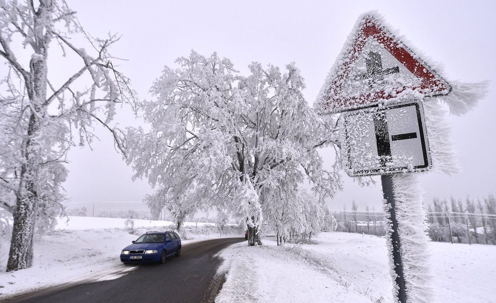 Ledovka a námraza komplikují dopravu v Česku a můžou narušit i elektrické vedení.