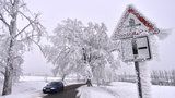 Dopravu v Česku komplikuje sníh a ledovka: Silničáři nabádají k opatrnosti