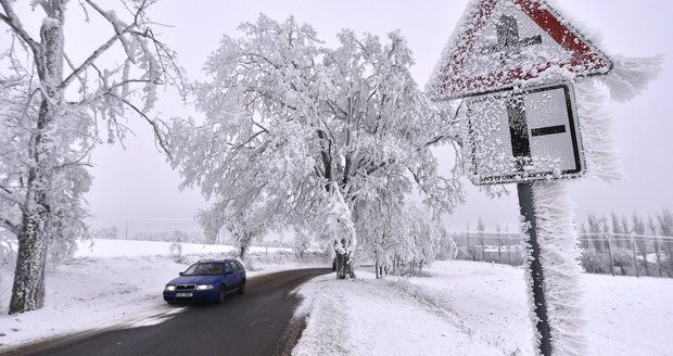 Pozor při cestě do práce, ledovka si už připsala desítky nehod