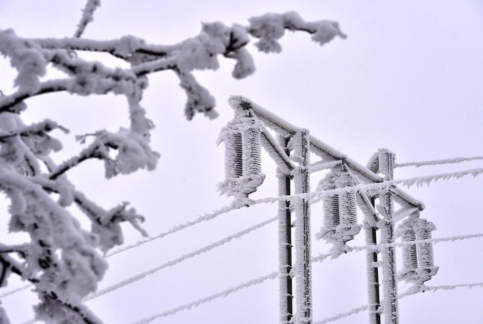 Ledovka a námraza 23. 12. komplikovaly dopravu v Česku a hrozilo narušení elektrického vedení.