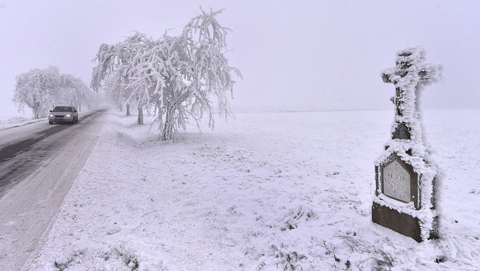 Ledovka a námraza 23. 12. komplikovaly dopravu v Česku a hrozilo narušení elektrického vedení.