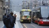 Zima se drží „zuby, nehty“: Námraza zastavila tramvaje, boural i autobus