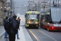 Zima se drží „zuby, nehty“: Námraza zastavila tramvaje, boural i autobus