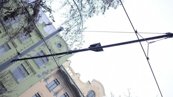 Namrzlé tramvajové troleje v Praze