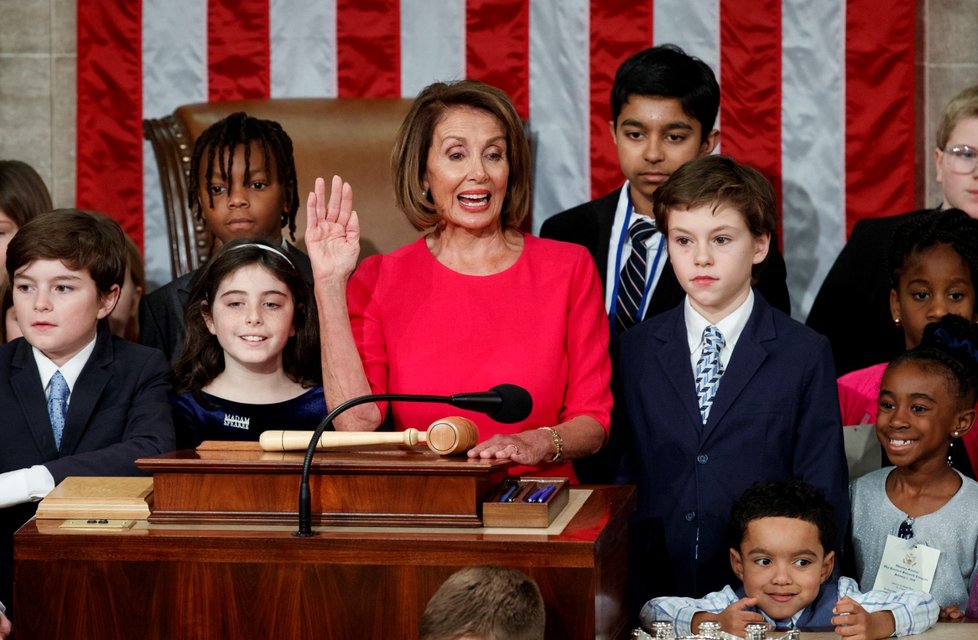 Nancy Pelosiová vede Kongres USA.
