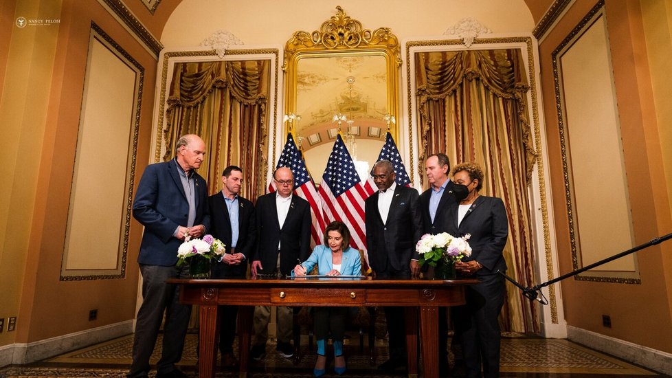Předsedkyně Sněmovny reprezentantů podepsala Lend-Lease 3. května.