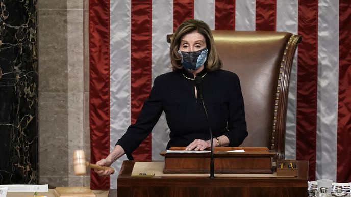 Šéfka sněmovny Nancy Pelosiová při hlasování o obžalobě prezidenta Donalda Trumpa za jeho roli při podněcování davu, který minulý týden zaútočil na Kapitol.