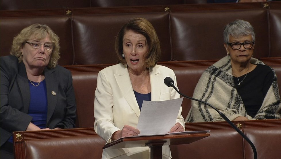 Nancy Pelosiová hájila ve sněmovně imigranty osmihodinovým projevem