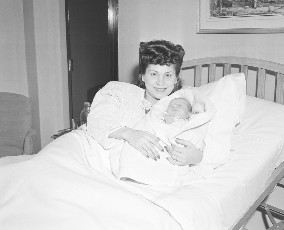 Nancy Sinatra se synem v roce 1944.