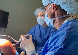 Ortopedi ve Znojmě použili jako první v Česku u vyšetření kolena nanoskopii, u které není oproti artroskopii nutné celkové umrtvení ani několikatýdenní pooperační rekonvalescence.