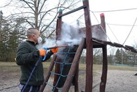 Bez virů a bakterií: Dětská hřiště v části Plzně ošetří speciálním nátěrem