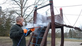 Dětská hřiště v plzeňském čtvrtém obvodě vyčistí a ošetří speciální technologií.