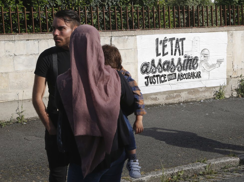 V Nantes pokračovaly nepokoje kvůli smrti mladíka