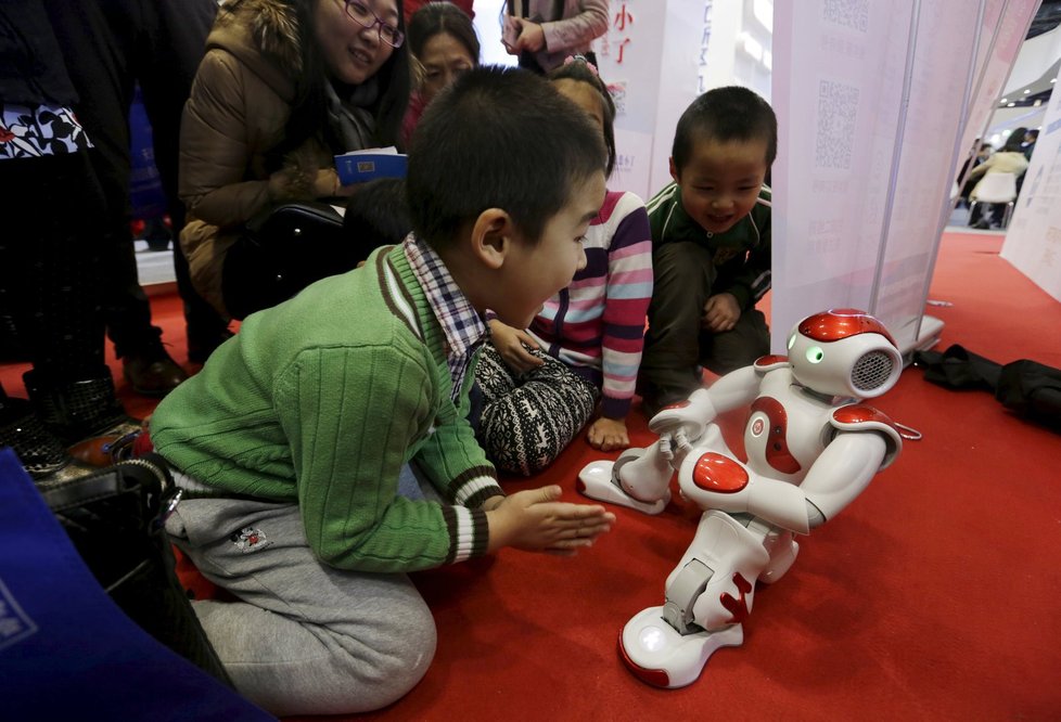 Roztomilý robot Nao by mohl uprchlické děti učit německy. Ideální věk bude 4 až 5 let.