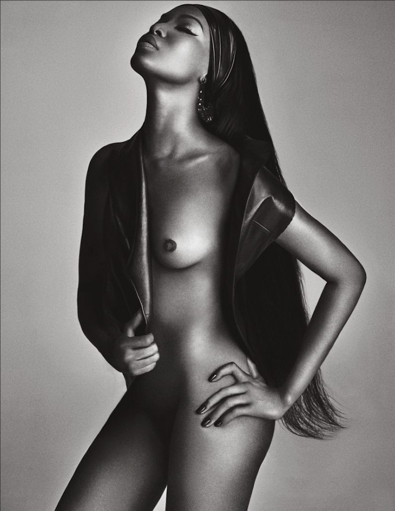 Nestárnoucí Naomi Campbell se v 45 letech nechala nafotit nahá.