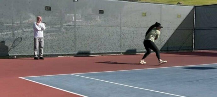 Hvězdná tenistka Naomi Ósakaová trénuje pod dohledem legendárního Agassiho.