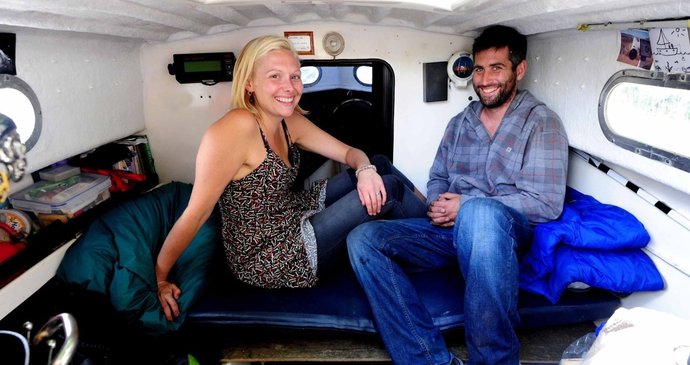 Naomi a Sam ukázali novinářům interiér své lodě. Záhy s ní vyplují z Anglie do Řecka