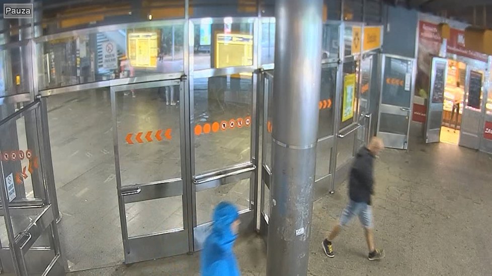 Agresor napadl muže v metru na Zličíně. Invalida se snažil schovat pod lavičku, ale marně.