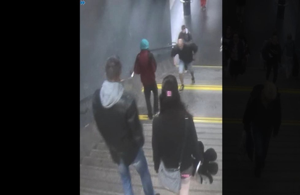Agresor napadl muže v metru na Zličíně. Invalida se snažil schovat pod lavičku, ale marně.