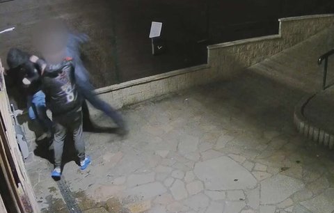 Brutální napadení před barem v Praze! Muž zmlátil kamarády dívky, kterou obtěžoval. Je ve vazbě