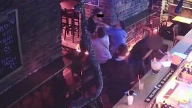 Muž v baru v Praze 5 zmlátil jiného, sám se přihlásil na policii.