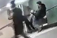 Útočník v metru skopl mladou ženou ze schodů: Do případu se zapletl bodyguard Lady Gaga