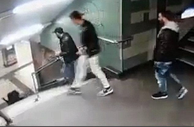 Záznam z bezpečnostní kamery umístěné v metru