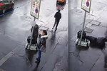 V ulici U Bulhara napadla žena bezdůvodně muže. Poznáte ji?