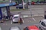 Brutální útok v centru Brna. Muž (vlevo) se po banálním sporu vrhl na ženu (32). Kopal ji do hlavy, bil pěstmi.