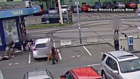 Brutální útok v centru Brna. Muž (vlevo) se po banálním sporu vrhl na ženu (32). Kopal ji do hlavy, bil pěstmi.