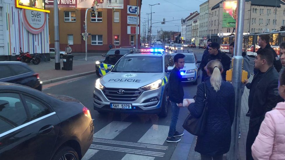 Na Českomoravské se chodci nelíbilo počínání řidiče, který jen tak tak zabrzdil před přechodem pro chodce. Přitom jel na zelenou.