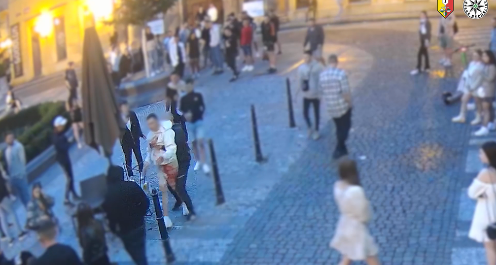 V červnu došlo v Praze na Jungmannově náměstí k brutální potyčce mezi dvěma skupinkami cizinců. Dvěma mladíkům (oba 17) hrozí trvalé následky. Pachatelé policisté už dopadli.