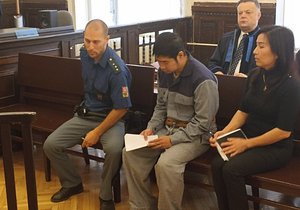 Vietnamec, který v květnu 2021 zaútočil v brněnské věznici nůžkami na bývalého politika Davida Ratha, stráví za mřížemi 6 a půl roku. Definitivně o tom rozhodl Vrchní soud v Olomouci.