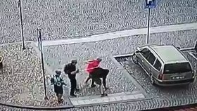 Muž napadl svou expřítelkyni přímo na náměstí! Ochránil ji muž s francouzskou holí