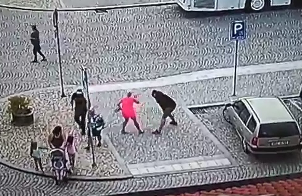 Muž napadl svou expřítelkyni přímo na náměstí! Ochránil ji muž s francouzskou holí