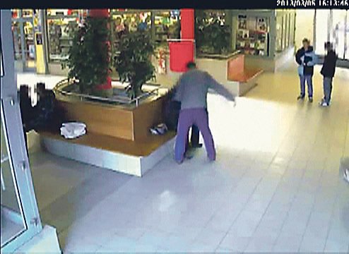 Útočník napadl Tomáše v obchodním centru