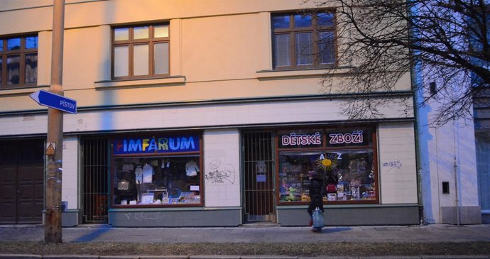  V této prodejně hraček na ulici Žižkova došlo k brutálnímu útoku na prodavačku