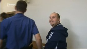 Obžalovaný exmanžel se usmíval a vtipkoval do kamery.