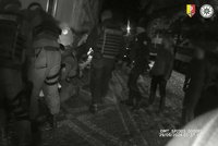 Tři hejsci si vyšlápli na cizince (36) a okradli ho. Krátce nato měli na rukách pouta