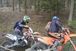 Policie hledá motorkáře, kteří napadli dřevorubce v lese u Sentice na Brněnsku.