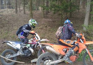Policie hledá motorkáře, kteří napadli dřevorubce v lese u Sentice na Brněnsku.