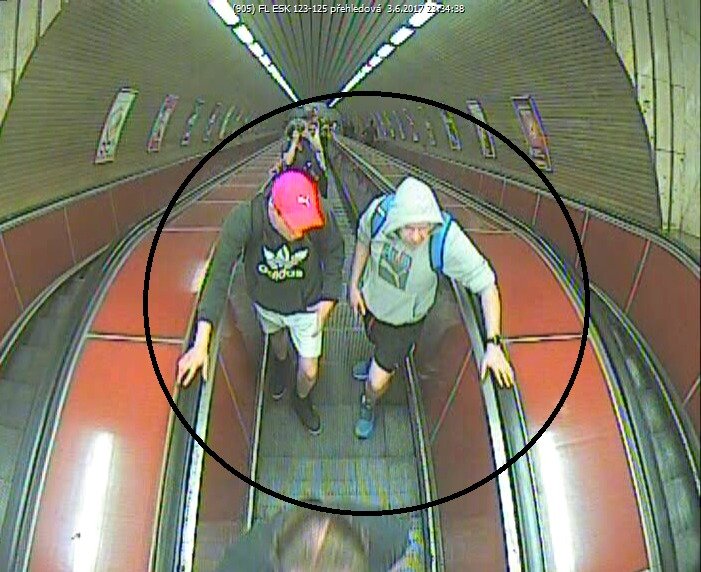 Pražská policie pátrá po těchto mladících, brutálně zbili na nástupišti v metru cizího muže.
