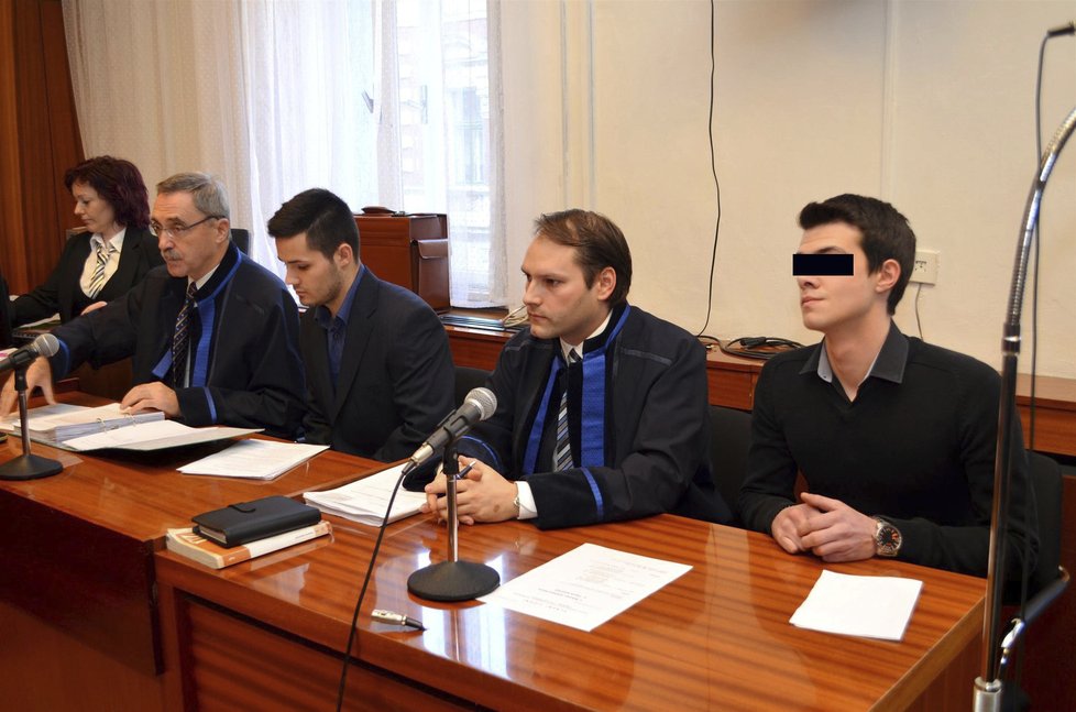Nikolas A. (zcela vpravo) u soudu v případu napadení zpěváka Michala Hrůzy