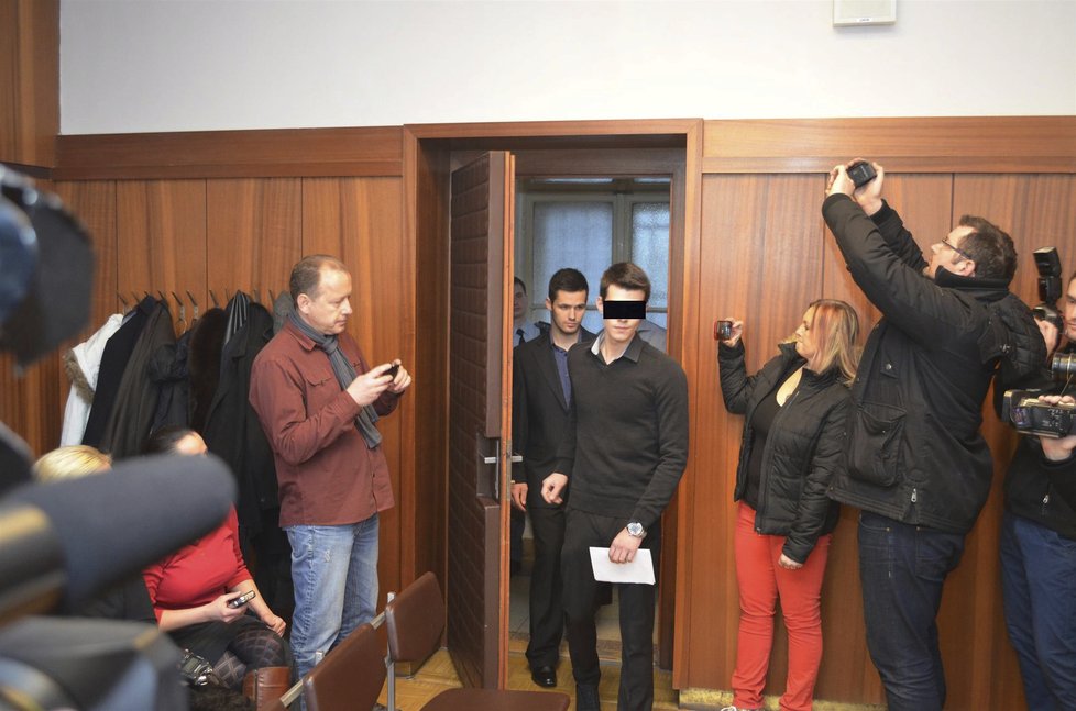 Nikolas A. (vpředu) u soudu v případu napadení zpěváka Michala Hrůzy