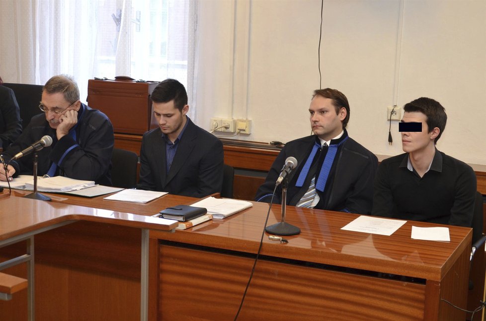 Nikolas A. (zcela vpravo) u soudu v případu napadení zpěváka Michala Hrůzy