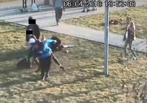 Mladíci napadli v dubnu 2018 ochranku centra Nové Butovice.