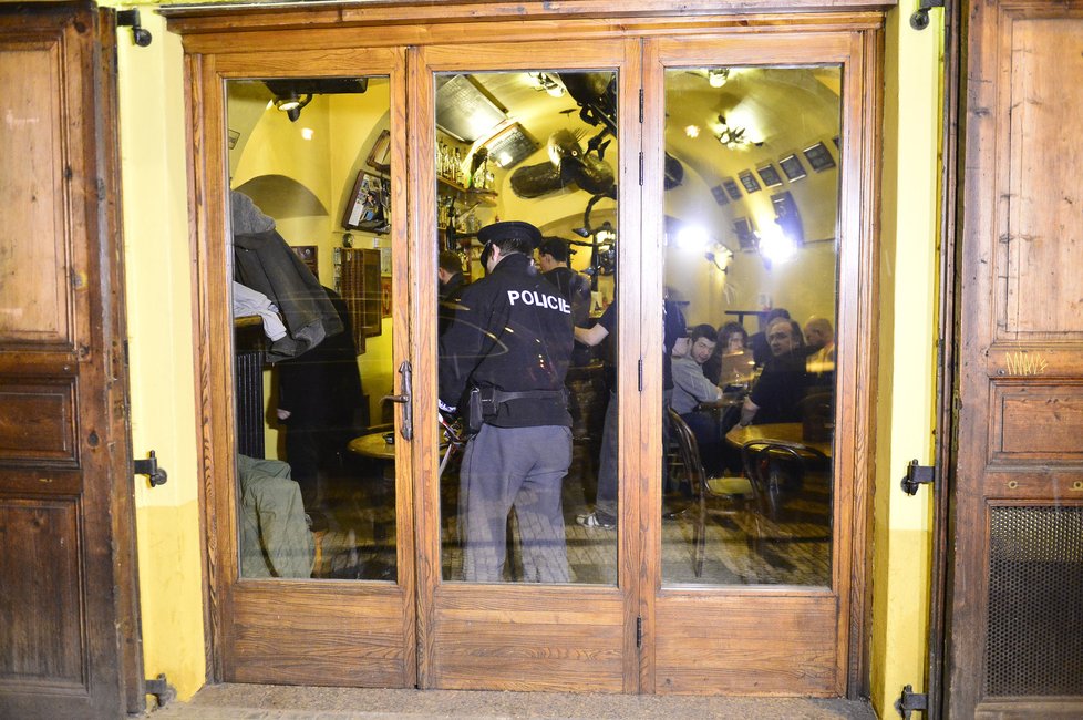 Muž napadl jednoho z hostů v baru Újezd