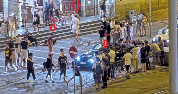 Policie zveřejnila video zachycující srpnové napadení ostrahy nádraží a skupinu osob. které se útoku zúčastnili. Hledá také další svědky události.